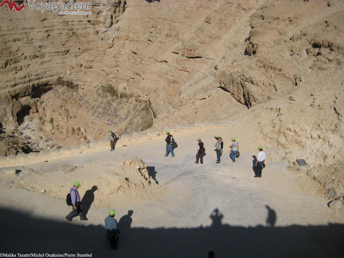 Marche dans le Wadi Qelt, désert de Judée