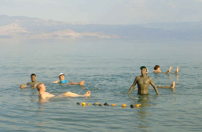 Même s'ils ne savent pas nager, les baigneurs flottent sur la Mer Morte...