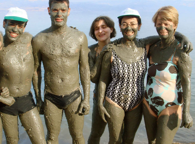 Les boues de la Mer Morte sont réputées pour leurs bienfaits cutanés