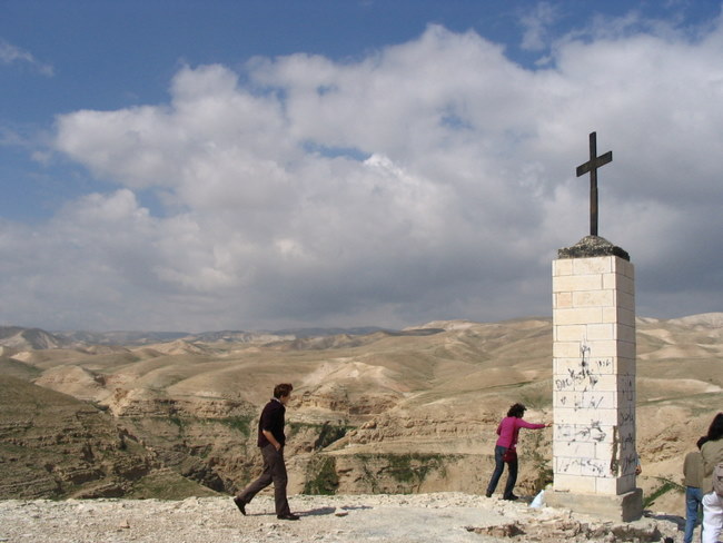 En plein désert de Judée, une croix marque le territoire du monastère Saint-Georges