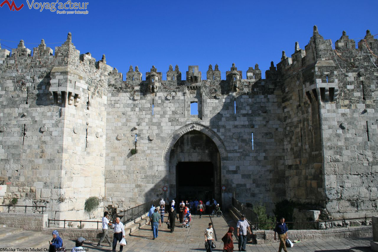 La porte de Damas est une des huit portes qui ceignent la vielle ville de Jérusalem